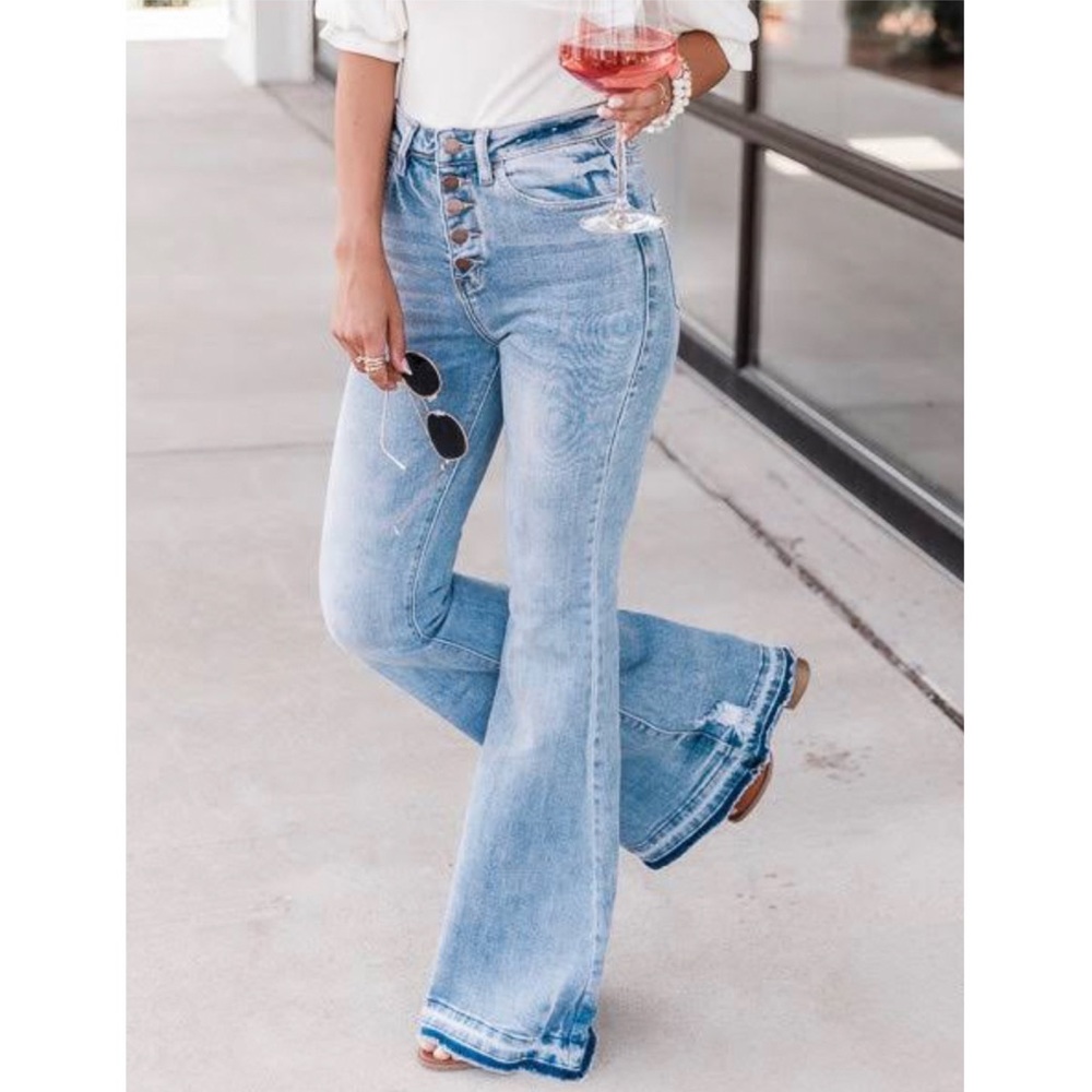 Like new kancan light wash bell bottom jeans